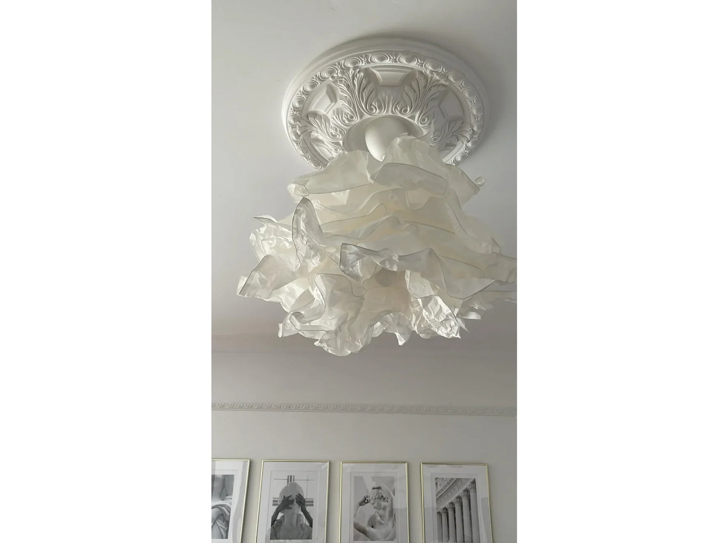 Rosace B3047 Ø 59,6 cm en relief installée avec suspension blanche en tissu – décoration de plafond romantique et chic