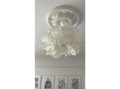 Rosace B3047 Ø 59,6 cm en relief installée avec suspension blanche en tissu – décoration de plafond romantique et chic