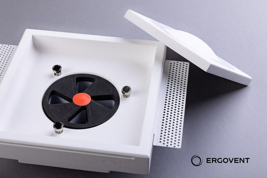 Montage de la bouche ERGOVENT Kvadro encastrée dans le plafond avec enduit, avant peinture