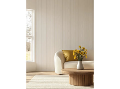 BW001T panneau mural lambris blanc installé sur un mur complet dans un salon lumineux, lattes fines verticales prêtes à peindre.