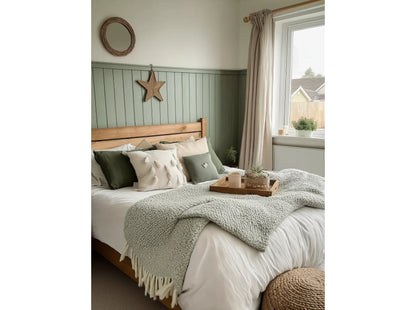 BW001T panneau mural lambris peint en vert dans une chambre cosy, création d’un soubassement décoratif derrière le lit.