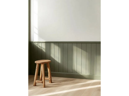 BW001T panneau mural lambris peint en vert, soubassement mural moderne avec lumière naturelle et tabouret en bois.