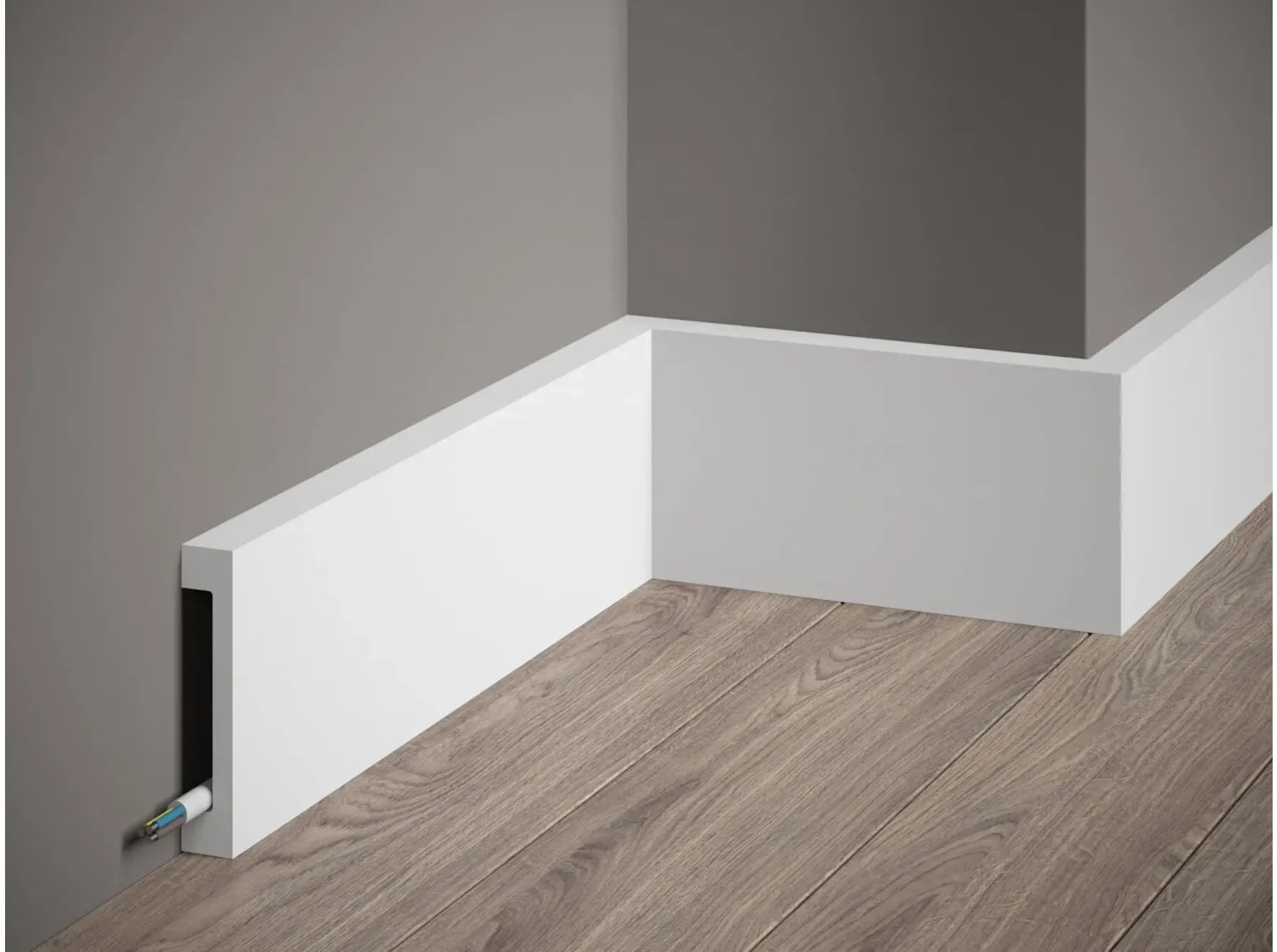 Cadre de porte MD009E installé autour d’une porte intérieure, finition blanche avec moulure décorative – style élégant et intemporel. 