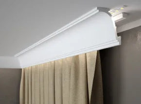Corniche cache-rideau MD110 installée au plafond avec rideaux et éclairage LED indirect, cache-tringle design blanc