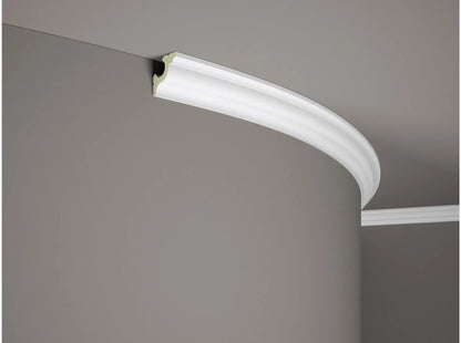 Corniche de plafond flexible MDB172F blanche 200 x 4 x 4 cm installée sur plafond arrondi, profil décoratif classique en polymère souple.
