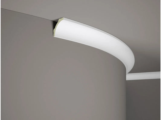 Corniche de plafond flexible MDB210F blanche 200 x 5,1 x 4,8 cm installée sur plafond arrondi, moulure décorative moderne en polymère souple.