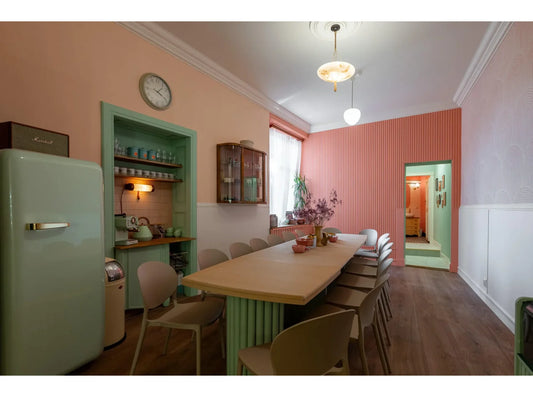 Corniche de plafond MDB158 installée dans une salle à manger au style rétro chic, idéale pour une finition décorative élégante