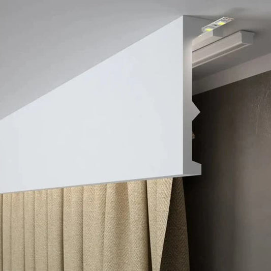 Cornière cache rideau QL056T en Polyforce posée sur plafond, finition nette