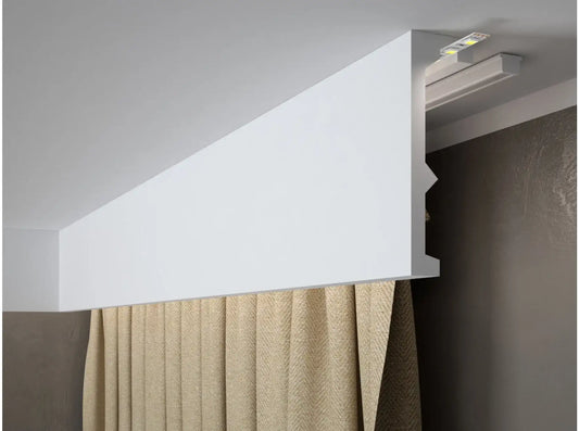 Cornière cache rideau QL056T en Polyforce posée sur plafond, finition nette