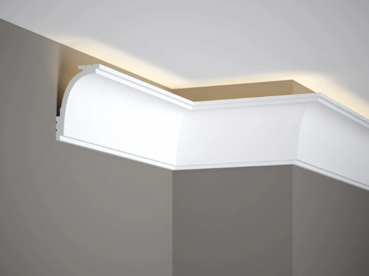 Corniche plafond MD111 en polystyrène 200 cm installée dans un séjour avec éclairage LED, finition sobre pour jonction mur/plafond, hauteur 9,2 cm, profondeur 6,2 cm