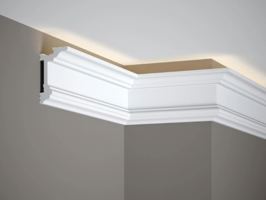 Corniche plafond MD137 en PolyForce de 200 cm posée dans un salon avec un éclairage LED, finition élégante et discrète, hauteur 9,6 cm, profondeur 5,5 cm