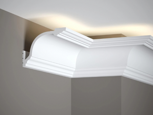 Corniche plafond MD156 de 200 cm avec relief imposant, finition élégante, hauteur 11 cm, profondeur 14,5 cm, installation dans un séjour avec éclairage LED
