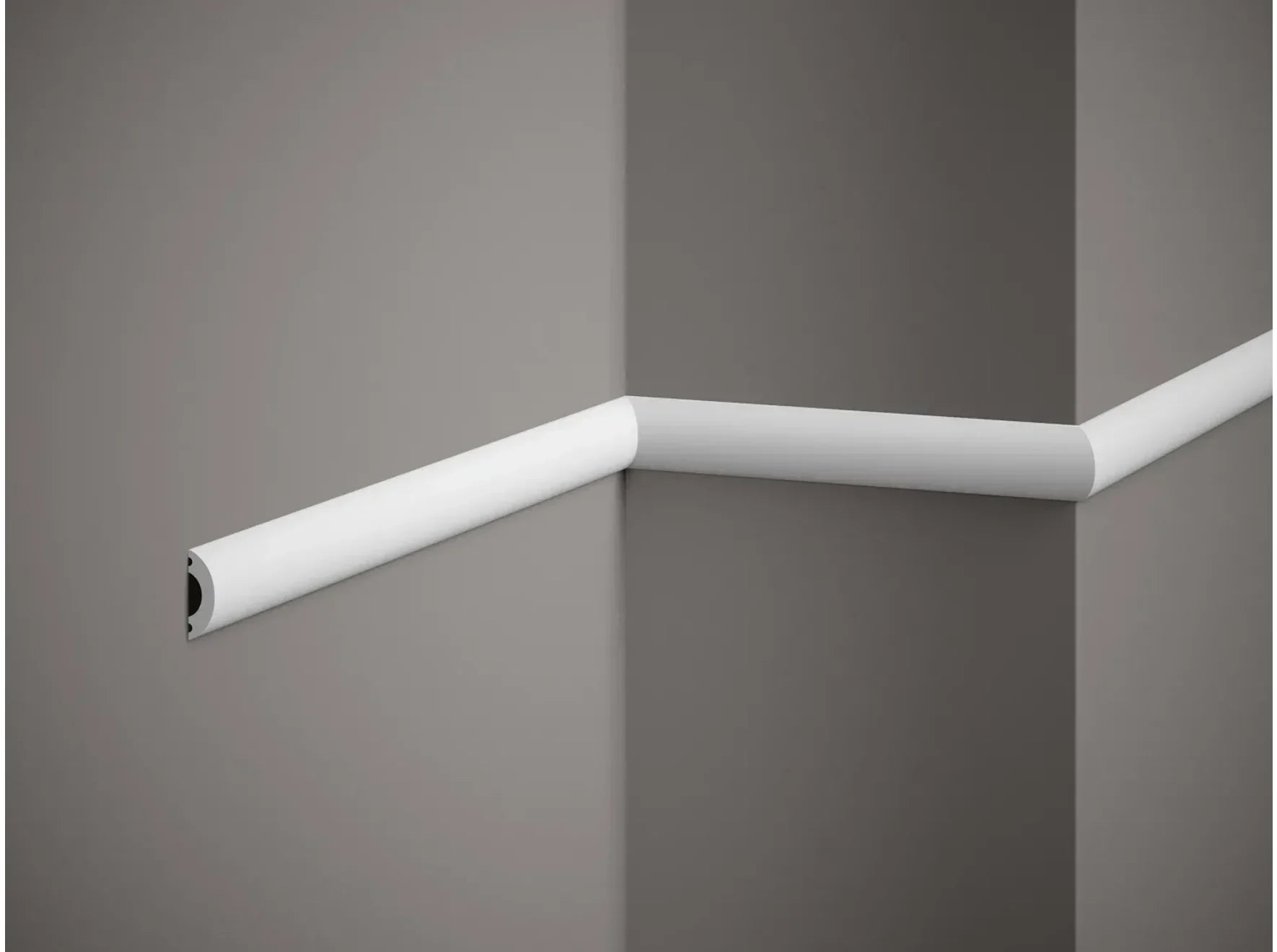 Moulure murale MD031 installée en angle, profil décoratif blanc de 200 cm pour finitions murales intérieures