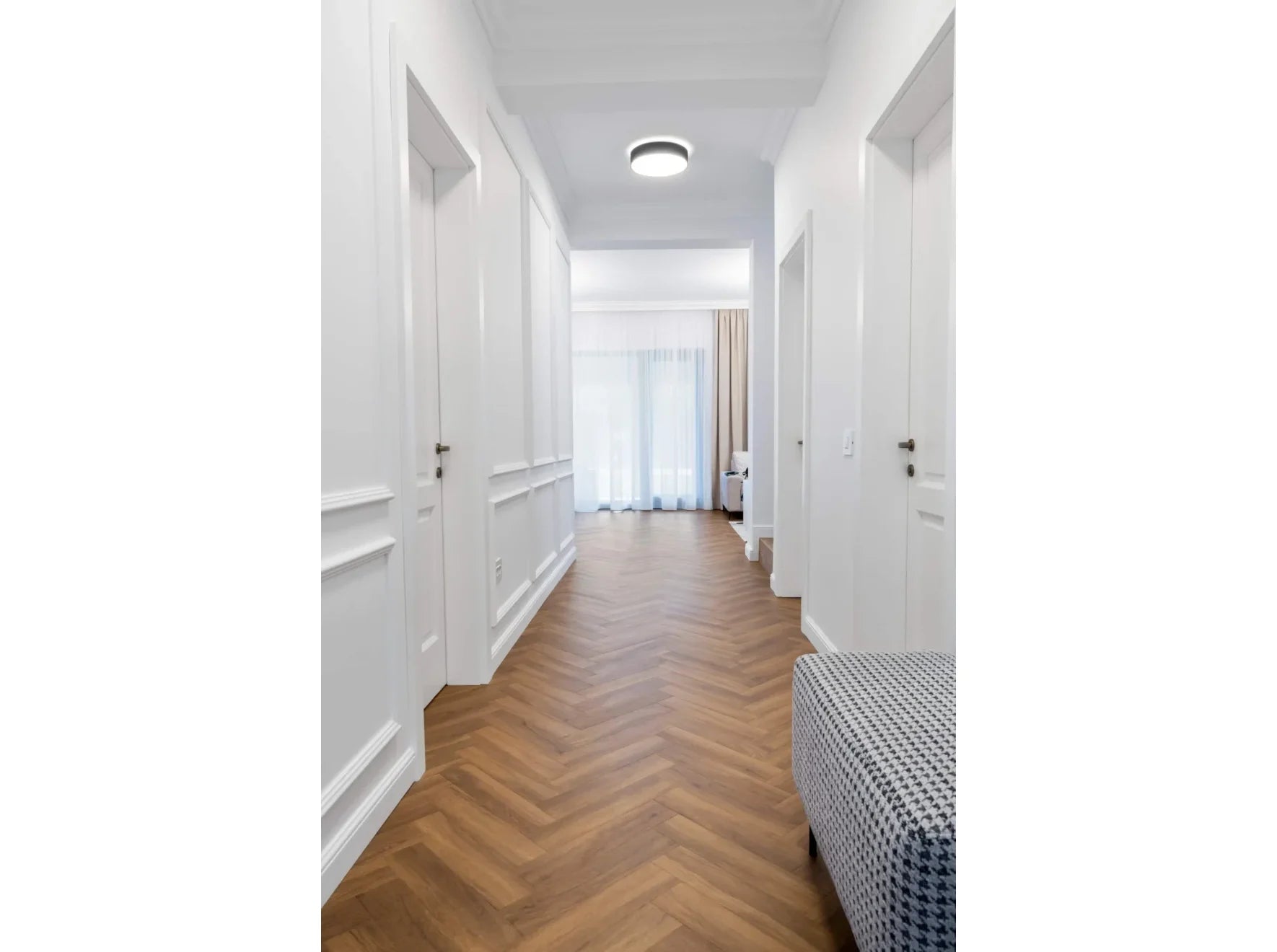 Couloir lumineux décoré avec moulures murales MD255 pour un effet classique et épuré