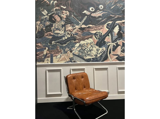 Moulure murale MD255 utilisée pour encadrement mural décoratif dans un salon avec œuvre d’art japonaise