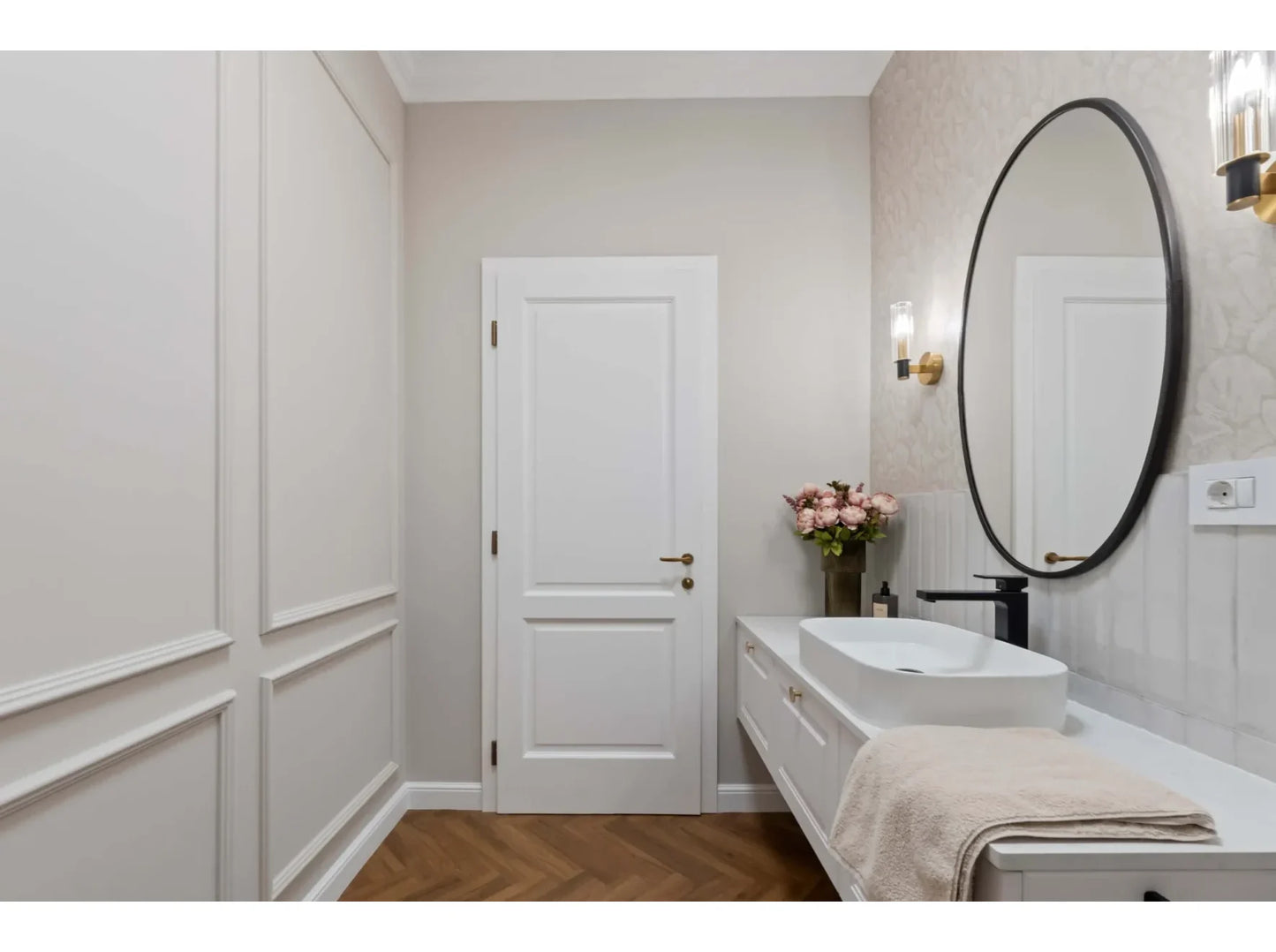Moulure murale MD255 installée dans une salle de bain moderne, ajoutant une touche décorative raffinée aux murs