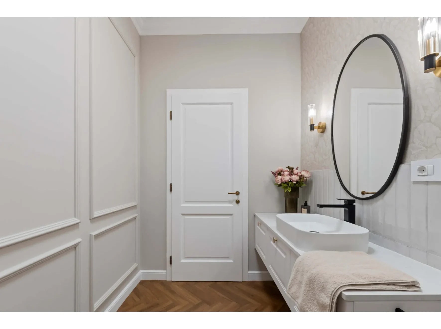 Moulure murale MD255 installée dans une salle de bain moderne, ajoutant une touche décorative raffinée aux murs