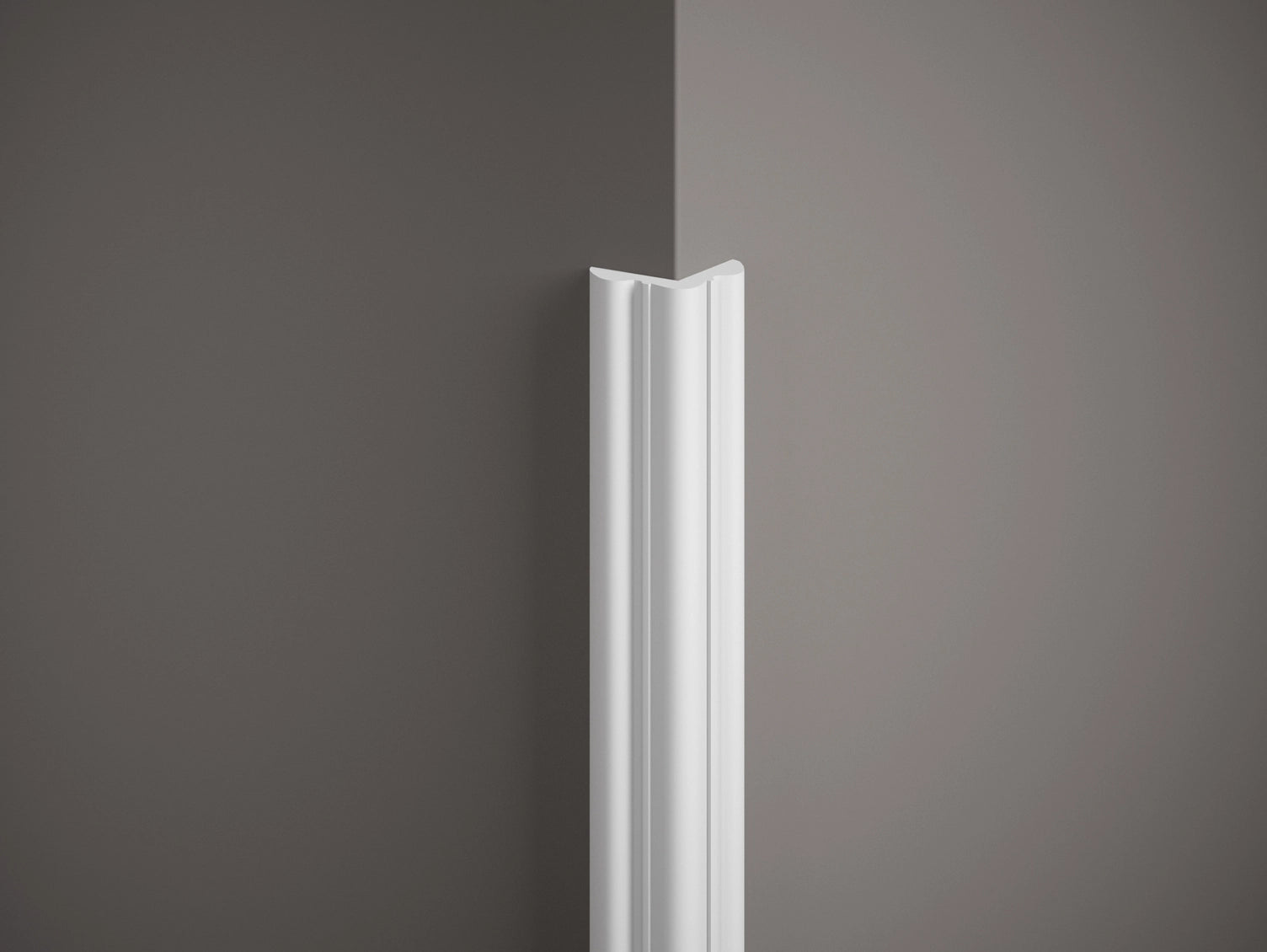 Cornière d’angle MDB123 blanche 200 x 4 x 4 cm installée, moulure de protection et décoration pour angles intérieurs