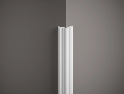Cornière d’angle MDB123 blanche 200 x 4 x 4 cm installée, moulure de protection et décoration pour angles intérieurs