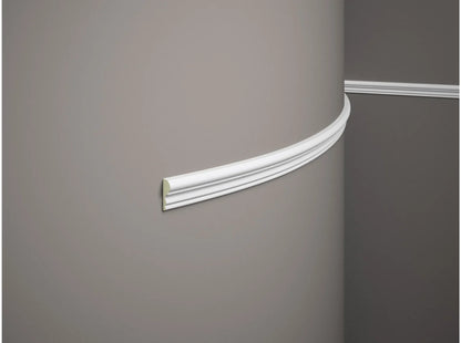 Moulure murale flexible MD325F blanche 200 x 4,1 x 1,5 cm installée sur mur arrondi, profil décoratif classique en polymère souple.