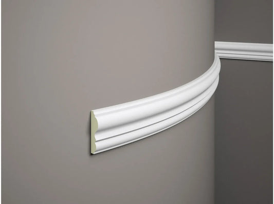 Moulure murale flexible MD338F blanche 200 x 8 x 2,1 cm installée sur mur arrondi, profil décoratif classique en polymère souple