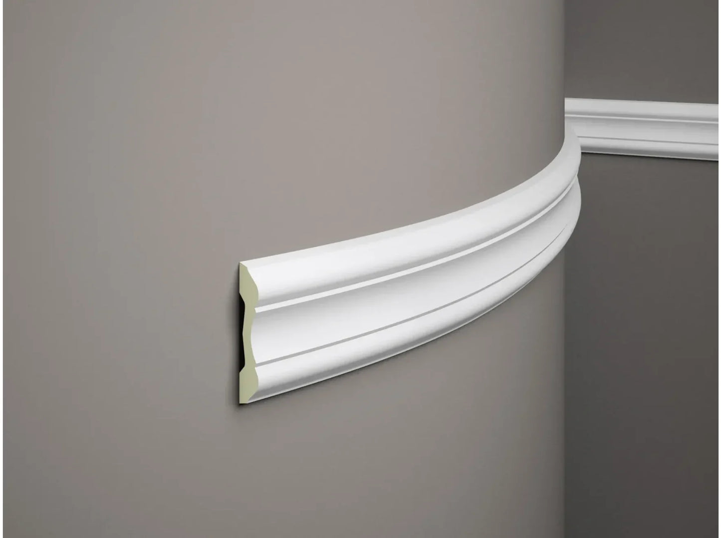 Moulure murale flexible MDD345F blanche 200 x 10,2 x 2,4 cm installée sur mur arrondi, profil décoratif classique en polymère souple.
