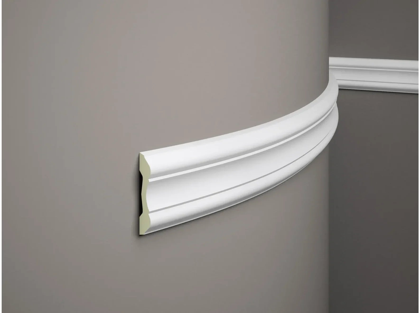 Moulure murale flexible MDD345F blanche 200 x 10,2 x 2,4 cm installée sur mur arrondi, profil décoratif classique en polymère souple.