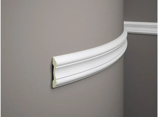 Moulure murale flexible MDD345F blanche 200 x 10,2 x 2,4 cm installée sur mur arrondi, profil décoratif classique en polymère souple.