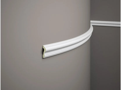 Moulure murale flexible MDD346F blanche 200 x 6,1 x 2,3 cm installée sur mur arrondi, profil décoratif élégant en polymère souple.