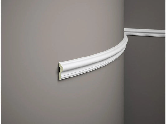 Moulure murale flexible MDD346F blanche 200 x 6,1 x 2,3 cm installée sur mur arrondi, profil décoratif élégant en polymère souple.