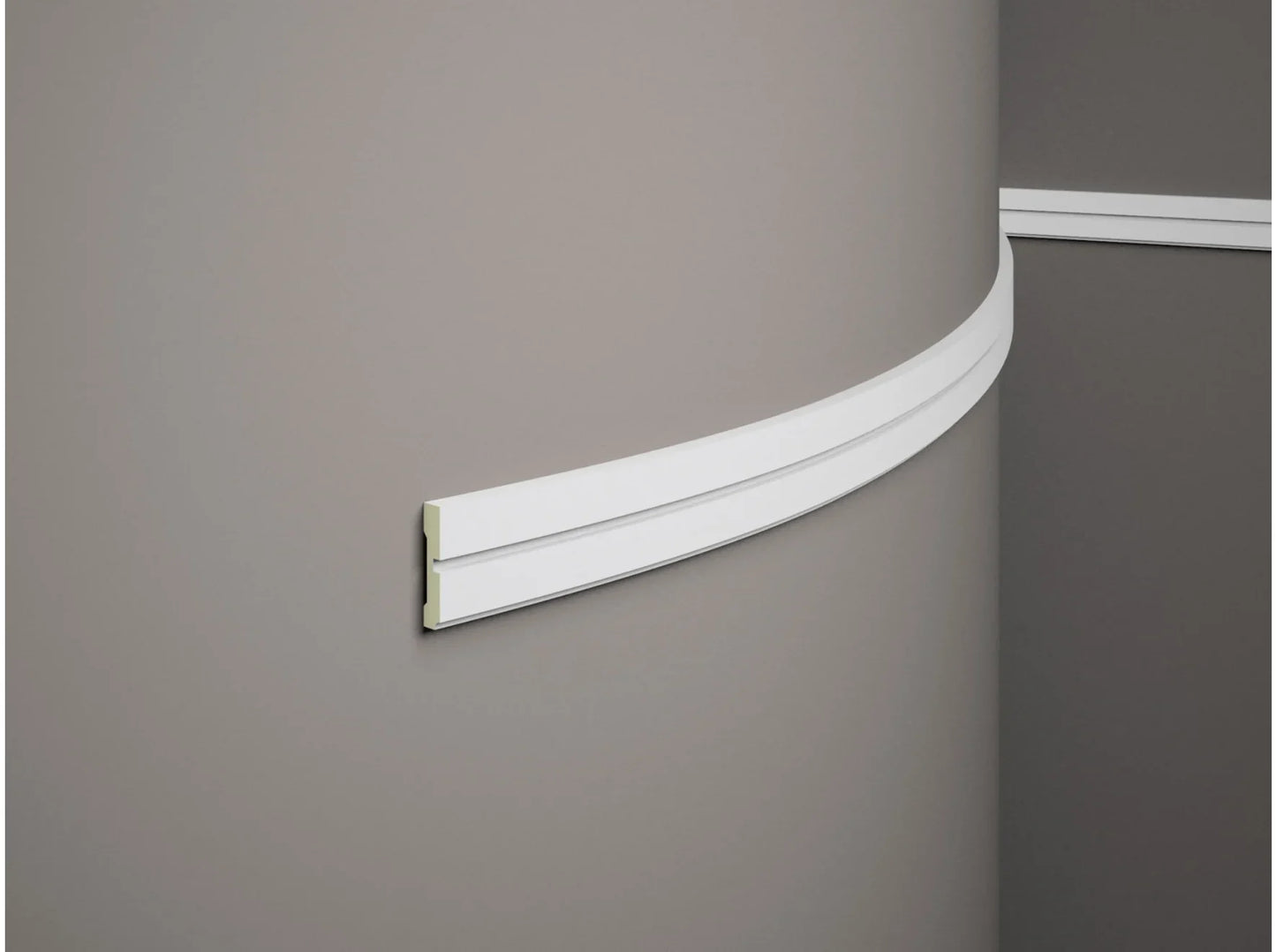 Moulure murale flexible MDD414F blanche 200 x 5,1 x 1,1 cm installée sur mur arrondi, design moderne et minimaliste en polymère souple.