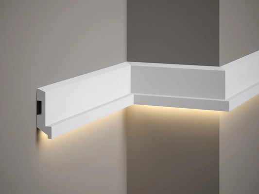 Moulure murale MD024 blanche avec éclairage LED indirect vers le bas, dimensions 200 x 8 x 2,7 cm, pour une décoration moderne et élégante