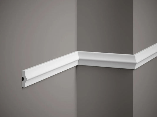 Moulure murale MD026 blanche installée sur un mur avec un angle, idéale pour une décoration intérieure élégante et moderne.
