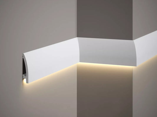 Moulure murale MD030 blanche avec éclairage LED indirect vers le bas, installée dans un angle de mur pour une décoration moderne et élégante
