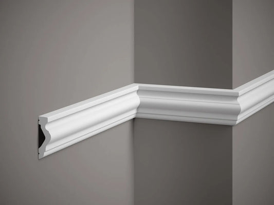 Moulure murale MD308 blanche installée dans un angle, parfaite pour apporter une touche élégante et raffinée à la décoration intérieure