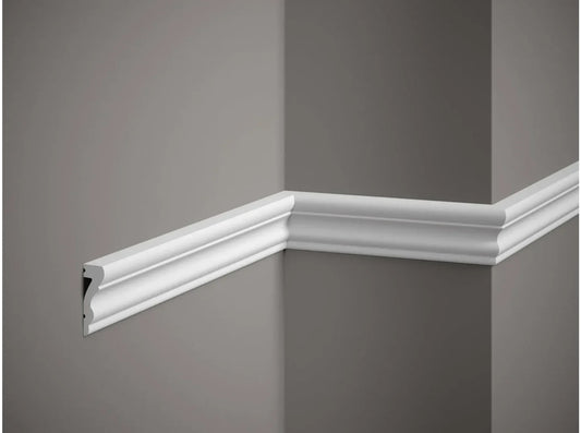 Moulure murale MD314 blanche installée dans un angle de mur, idéale pour une décoration murale élégante et classique