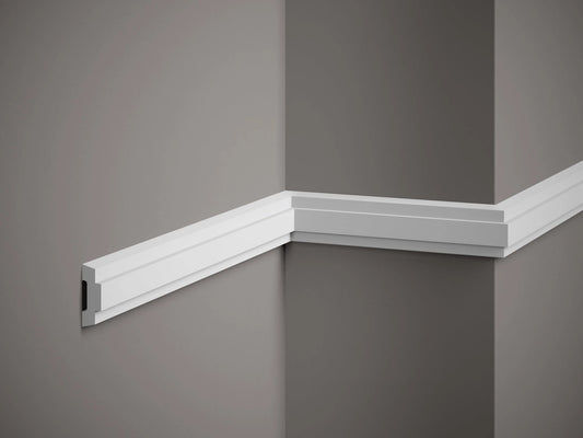 Moulure murale MD317 blanche installée sur un mur avec un angle, idéale pour une décoration intérieure moderne et raffinée