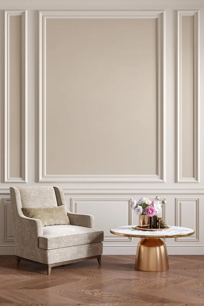 Moulure murale MD338 200 x 8 x 2,1 cm, décoration intérieure élégante avec panneaux muraux, fauteuil et table basse.