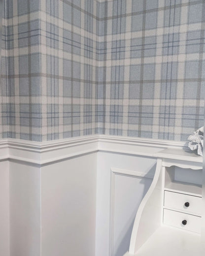 Moulure murale MDD305 pour soubassement mural, profil classique blanc installé avec papier peint à motifs dans une décoration intérieure