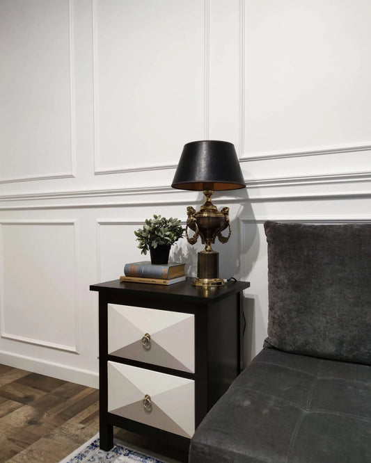 Moulure murale MDD305 installée dans un salon élégant, profil décoratif créant une ambiance raffinée avec panneaux muraux