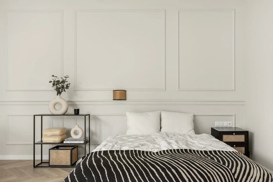 Moulure murale MDD311 installée dans une chambre moderne, élégante décoration murale avec panneaux moulurés