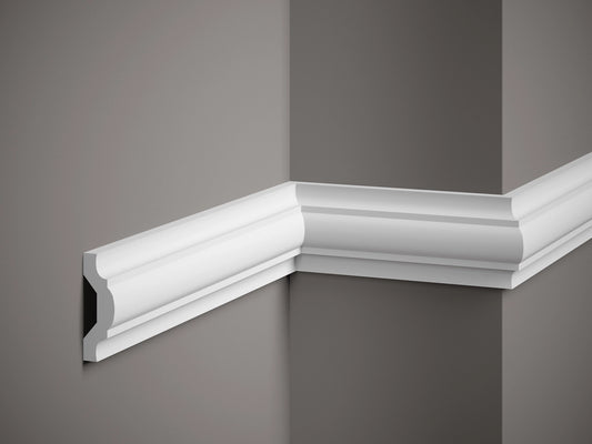 Moulure murale MDD351 blanche installée dans un angle de mur, idéale pour une décoration murale élégante et classique