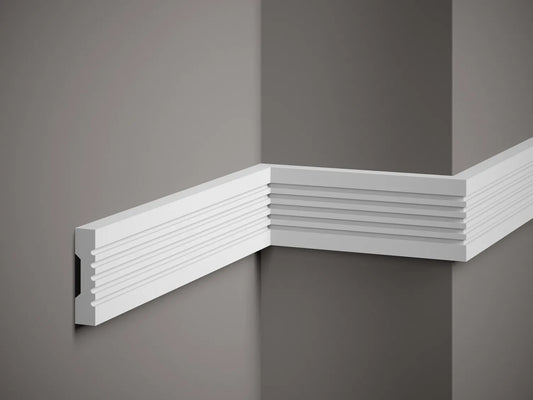 Moulure murale MDD412 blanche installée dans un angle de mur, idéale pour une décoration intérieure moderne et élégante