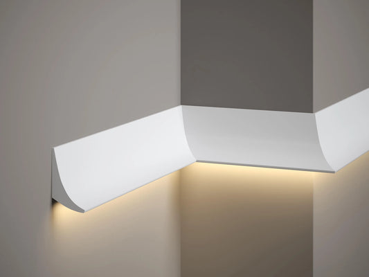 Moulure murale QL006 blanche avec éclairage LED indirect vers le bas, installée dans un angle de mur pour une décoration moderne