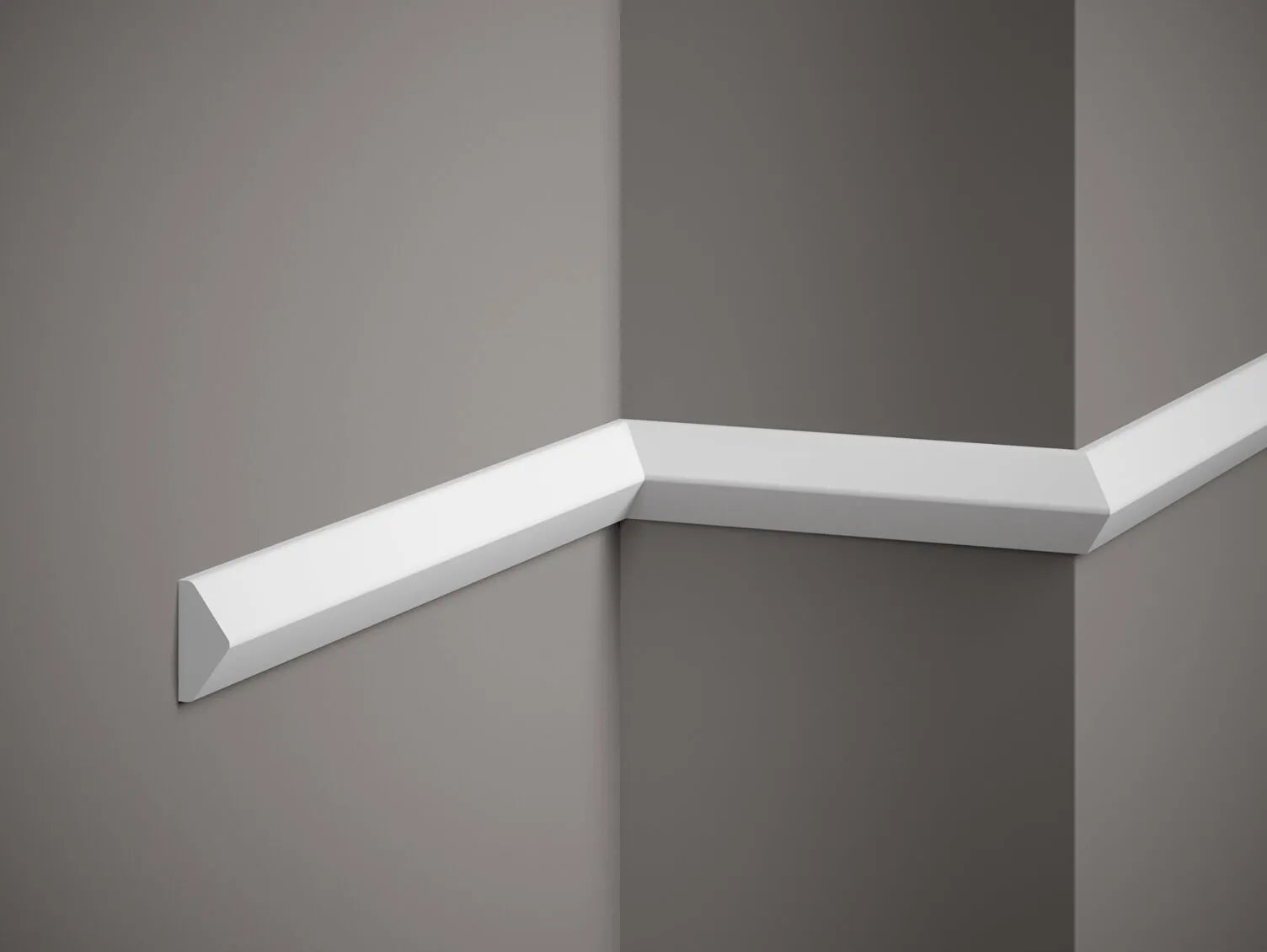Moulure murale QL023 blanche installée sur un mur avec un angle, idéale pour la décoration intérieure moderne.
