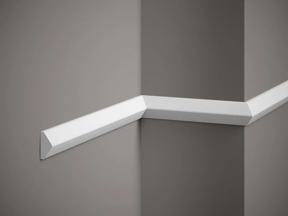 Moulure murale QL023 blanche installée sur un mur avec un angle, idéale pour la décoration intérieure moderne.