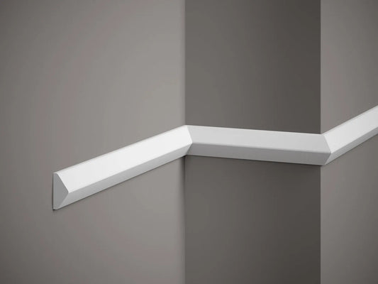 Moulure murale QL023 blanche installée sur un mur avec un angle, idéale pour la décoration intérieure moderne.