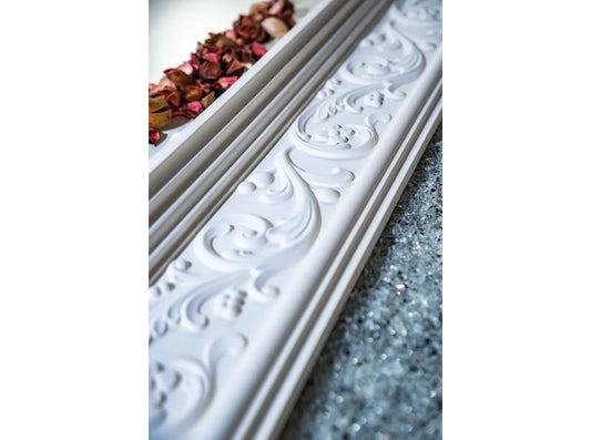 Moulure en plâtre avec motif baroque, finition blanche, idéale pour corniche murale décorative de style classique