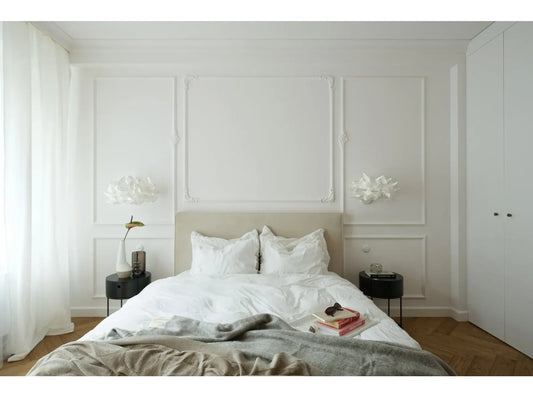 Moulure d’angle décorative blanche MDD332-12, vue en perspective installée dans une chambre