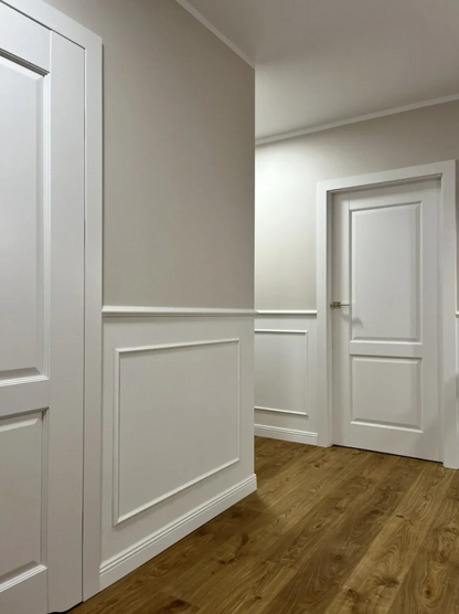 Vue d'une moulure murale polyvalente installée dans un couloir